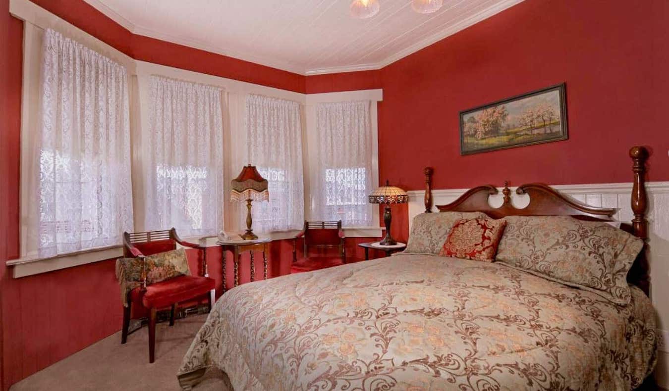 An elegant and large hotel room at the Inn San Francisco in San Francisco, USA